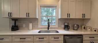 Jungle-Inspired 4BR Oasis - Peaceful & Private