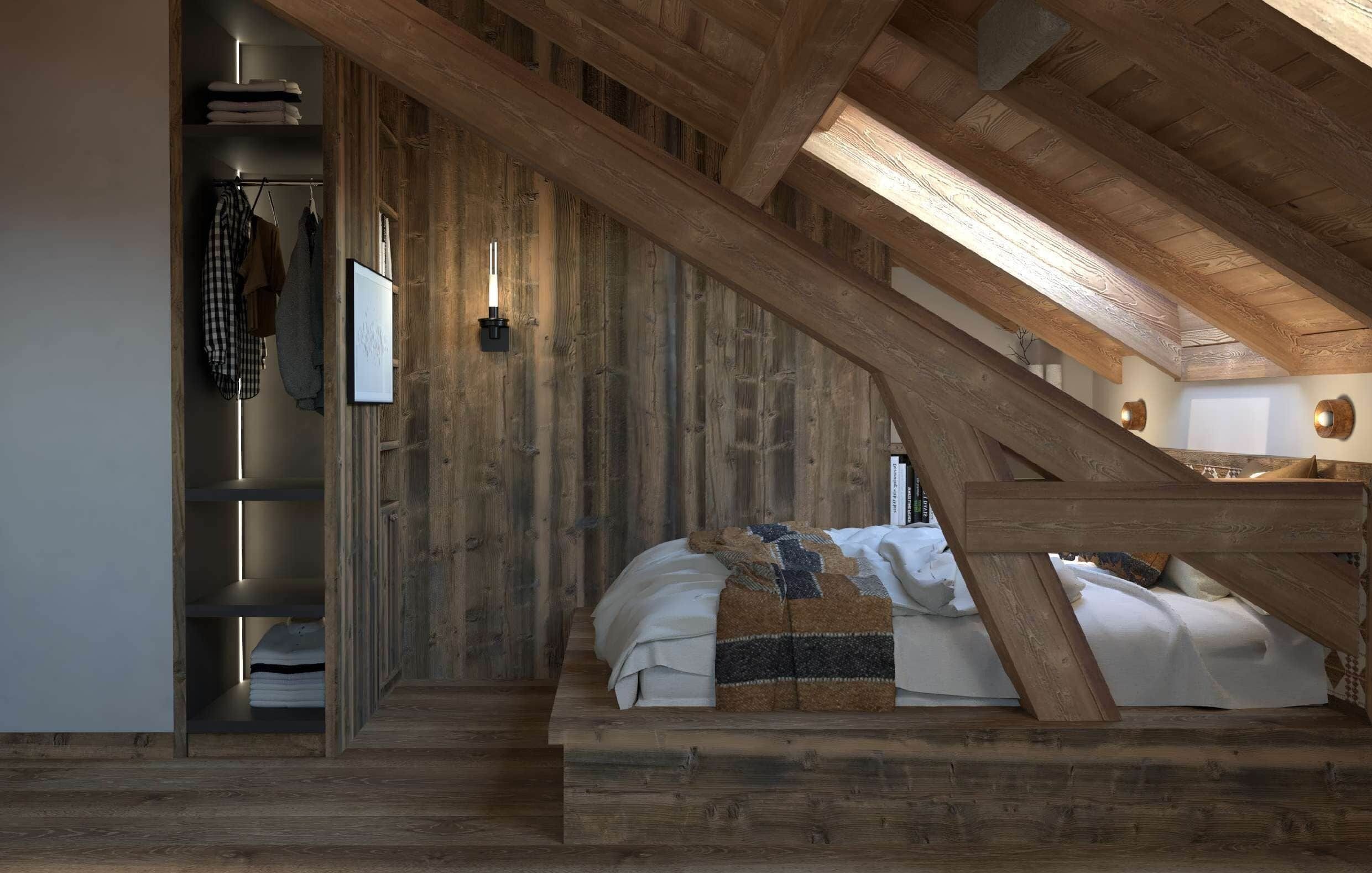 Ein Schlafzimmer mit schrägem Dach, Holzbalken, einem Bett mit gemustertem Überwurf und einer Wandleuchte.
