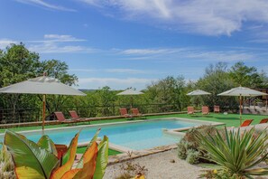 Utendørsbasseng og et oppvarmet basseng