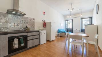 Geladeira, micro-ondas, fogão, cooktop
