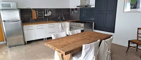 Mikroaaltouuni, uuni, kahvin-/teenkeitin