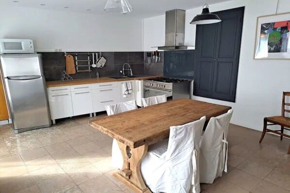 Microondas, horno, cafetera/tetera, utensilios de cocina