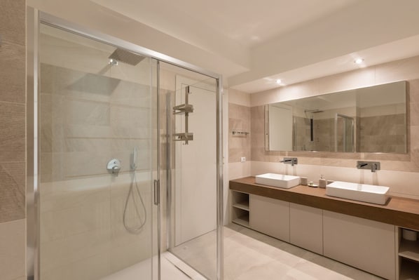 Dusche, Haartrockner, Bidet, Handtücher