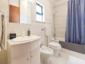 Deep-soaking bathtub, towels - Faro Charm Apartment - City Center (Faro)