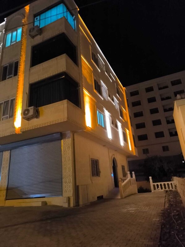 Fachada de la propiedad por la tarde o noche