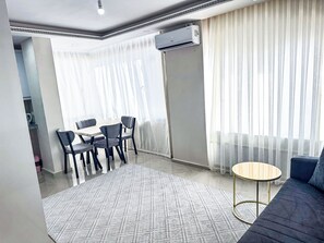 Comfort Apart , 1+1 | 거실 공간 | 위성 채널 시청이 가능한 82cm 스마트 TV
