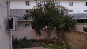 Deluxe Studio, 1 Queen Bed, Balcony | Garden view