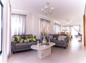 Vila, 3 quartos, para fumantes, piscina particular | Sala de estar