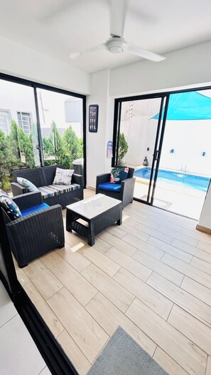 Vila, 3 quartos, para fumantes, piscina particular | Área de estar