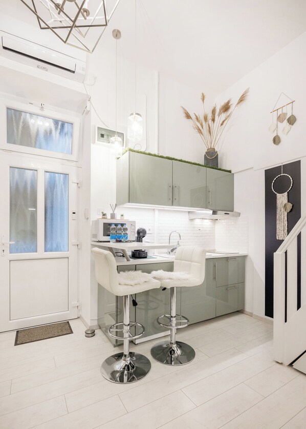 Refrigerador, microondas, parrilla de estufa y cafetera y tetera 