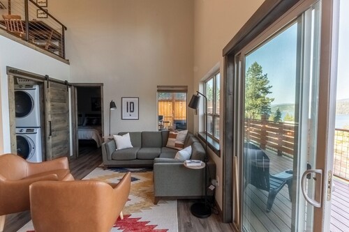 Peaceful Cd'A Lakeview house with kayaks, paddleboard, golf cart sleeps 6