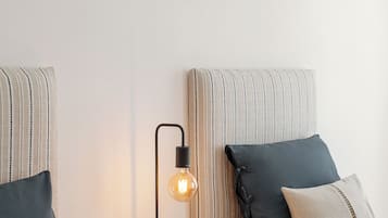 Tabla de planchar con plancha, cuna de viaje, wifi gratis y ropa de cama