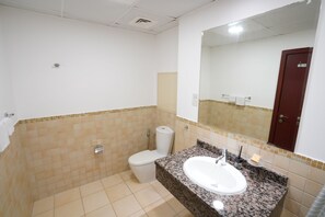 Shower, jetted bath, hair dryer, bidet - Modern 2-bedroom with 2.5 baths having beach access located in JBR, Dubai (Dubai)