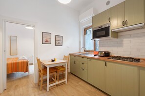 Kühlschrank, Mikrowelle, Herdplatte, Kochgeschirr/Geschirr/Besteck