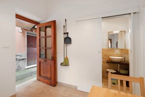 Regadera, secadora de cabello, toallas 