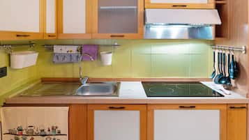 Refrigerador, microondas, parrilla de estufa y utensilios de cocina