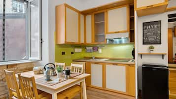 Refrigerador, microondas, parrilla de estufa y utensilios de cocina