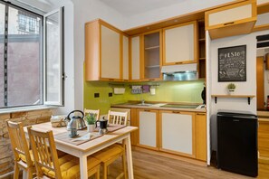 Kühlschrank, Mikrowelle, Herdplatte, Kochgeschirr/Geschirr/Besteck