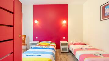 4 bedrooms, iron/ironing board, WiFi, bed sheets