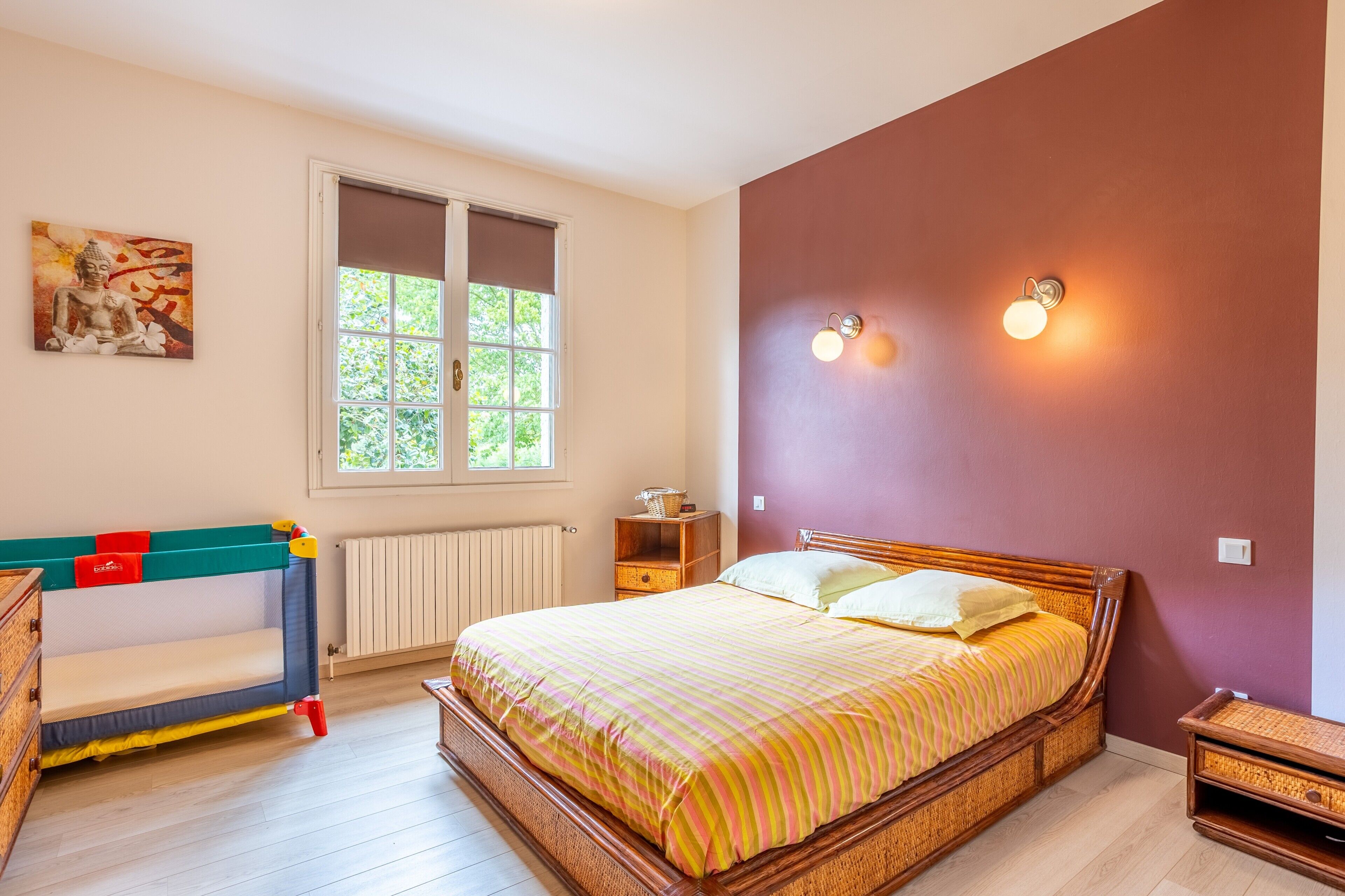 4 bedrooms, iron/ironing board, WiFi, bed sheets