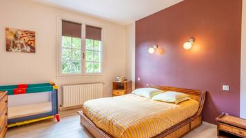 4 bedrooms, iron/ironing board, WiFi, bed sheets