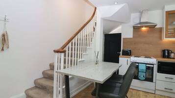 Cookware/dishes/utensils