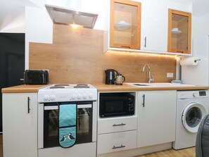 Cookware/dishes/utensils - 3 Caroline Place (Fraserburgh)