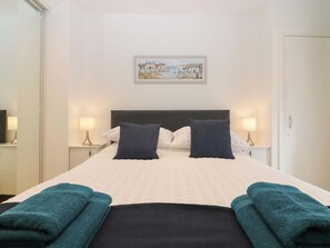 1 bedroom, individually decorated, individually furnished, free WiFi - 3 Caroline Place (Fraserburgh)