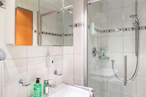 Chuveiro, secador de cabelo, toalhas de banho