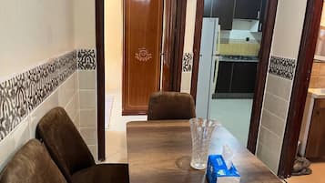 Family Apartment, City View | In-room dining