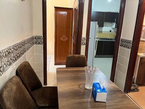 Familienapartment, Stadtblick | Essbereich im Zimmer