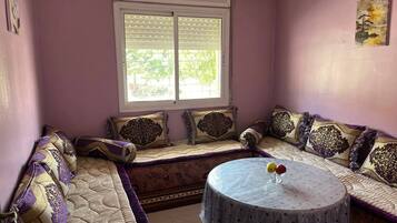 Family Apartment, City View | In-room dining