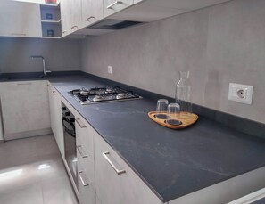 Kühlschrank, Ofen, Herdplatte, Geschirrspüler