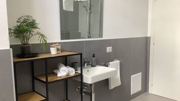 Doccia, asciugacapelli, bidet, asciugamani