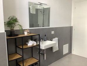 Dusche, Haartrockner, Bidet, Handtücher