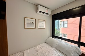 Iron/ironing board, bed sheets