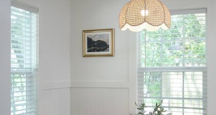 Sunday's Cottage: Charming Old Town Cottage, Fenced Yard & Prime Location