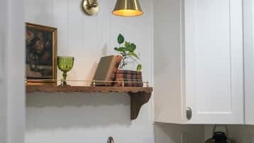 Coffee/tea maker, fridge, microwave, oven