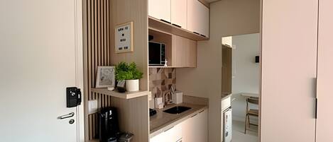 Mikroaaltouuni, kahvin-/teenkeitin, keittoastiat/astiat/ruokailuvälineet