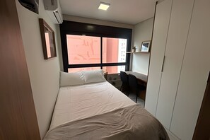 Iron/ironing board, bed sheets