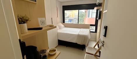 Tabla de planchar con plancha, acceso a internet y ropa de cama