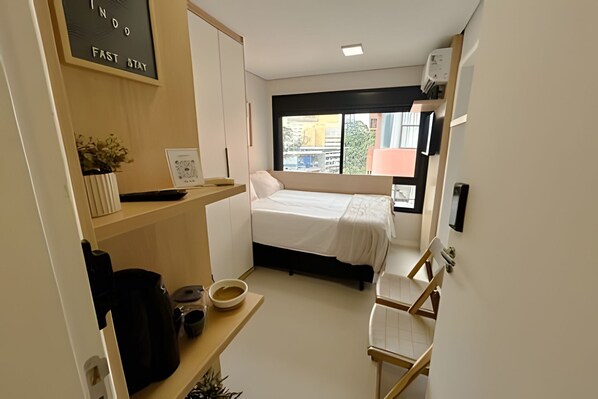Iron/ironing board, Internet, bed sheets