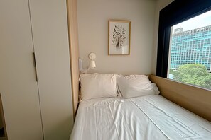 Tabla de planchar con plancha, internet y ropa de cama 