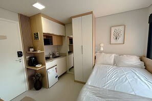 Iron/ironing board, internet, bed sheets