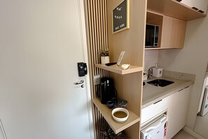Microwave, coffee/tea maker, cookware/dishes/utensils