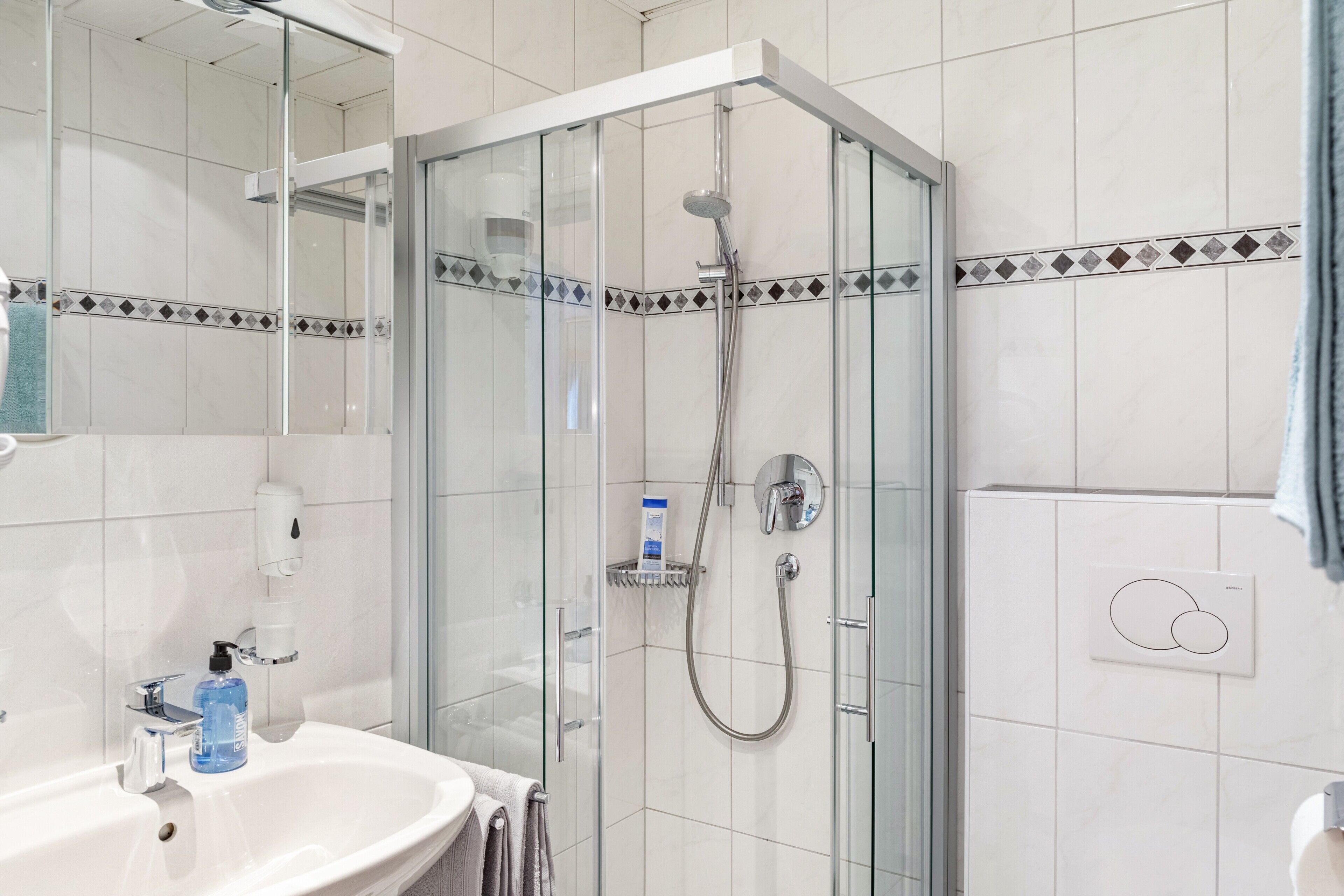 Douche, sèche-cheveux, serviettes fournies