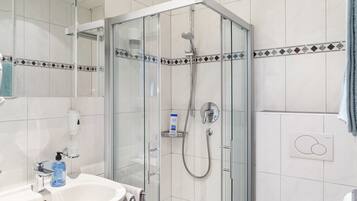 Douche, sèche-cheveux, serviettes fournies