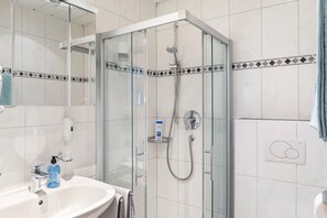 Shower, hair dryer, towels - Room '7' with Mountain View, Shared Terrace and Wi-Fi (Hopfgarten in Tirol)