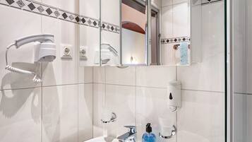 Douche, sèche-cheveux, serviettes fournies