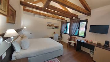 Habitación doble superior | Edredones de plumas, colchones viscoelásticos, escritorio